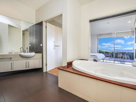 HEARN'S BEACHSIDE VILLA 7 - Accommodation Bookings 1