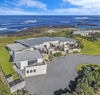 HEARN'S BEACHSIDE VILLA 7 - Accommodation Bookings