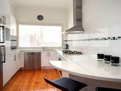 Hidden Gem In Cafe Strip! Chadstone + King Bed - Accommodation Bookings 1