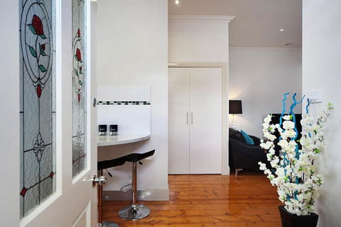 Hidden Gem In Cafe Strip! Chadstone + King Bed - Accommodation Bookings 2