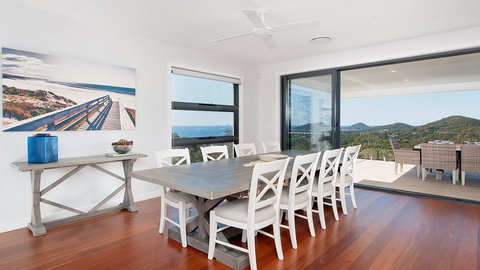 Hilltop Hideaway - Breathtaking Views, Moments To Beach! - Accommodation Bookings 1