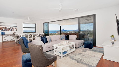 Hilltop Hideaway - Breathtaking Views, Moments To Beach! - Accommodation Bookings 0