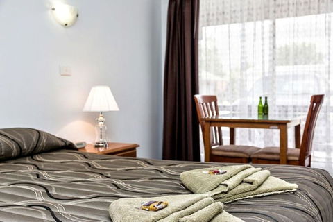 Holbrook Town Centre Motor Inn - Accommodation Bookings 3