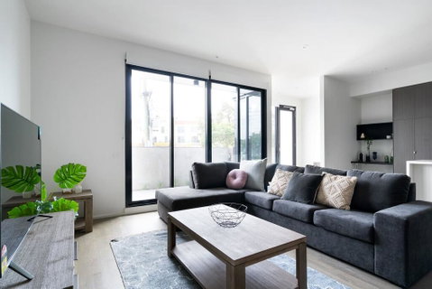 HOLIDAY HOME 3BR TOWNHOUSE With WIFI NEAR HIGHPOINT - Accommodation Bookings 0