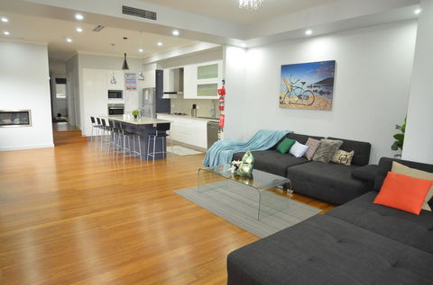 Home Away From Home Newly Built And Spacious - Accommodation Bookings 1