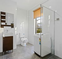 HomeHotel Cozy Duplex in Serene and Leafy Suburb