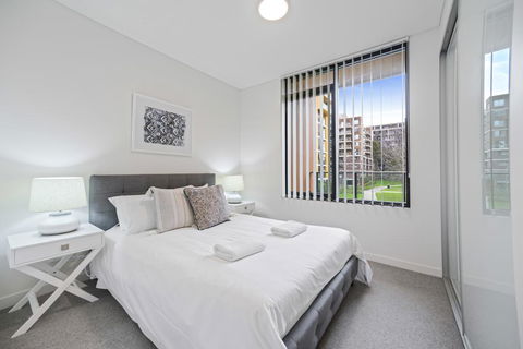 HomeHotel Walking Distance To Train And Westfield. - Accommodation Bookings 2