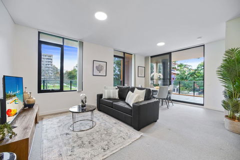 HomeHotel Walking Distance To Train And Westfield. - Accommodation Bookings 0