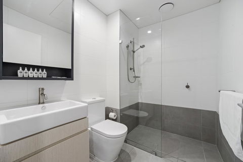 HomeHotel Walking Distance To Train And Westfield. - Accommodation Bookings 3