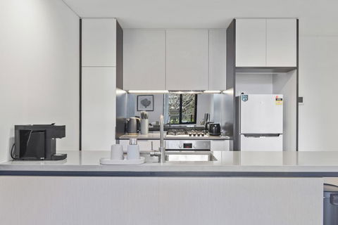 HomeHotel Walking Distance To Train And Westfield. - Accommodation Bookings 1