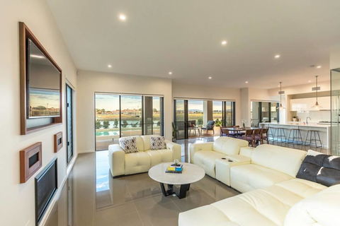 HomePlus - Luxury Living In Sanctuary Cove - Accommodation Bookings 2