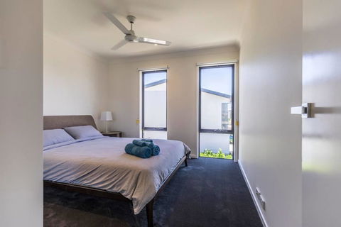 Homeplus-Escape To Modern Home In Hope Island - Accommodation Bookings 3