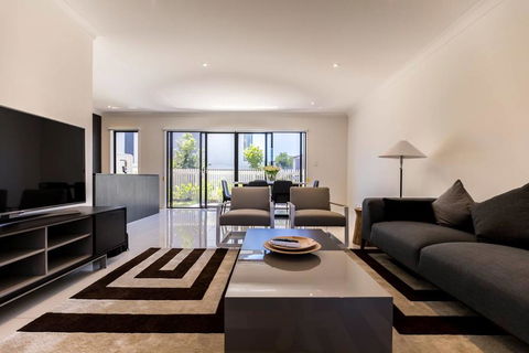 Homeplus-Escape To Modern Home In Hope Island - Accommodation Bookings 0