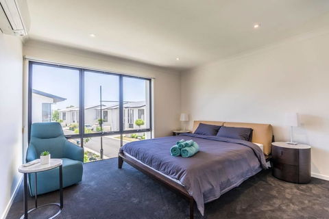 Homeplus-Escape To Modern Home In Hope Island - Accommodation Bookings 2