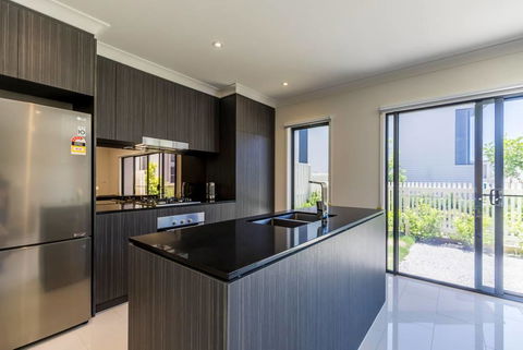 Homeplus-Escape To Modern Home In Hope Island - Accommodation Bookings 1