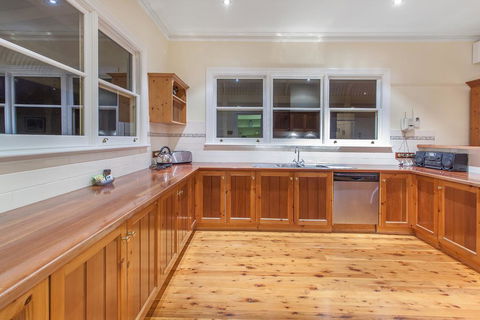 Hopkins River Homestead - Fireplace, Linen, WiFi, 4 Bdrm - Accommodation Bookings 1