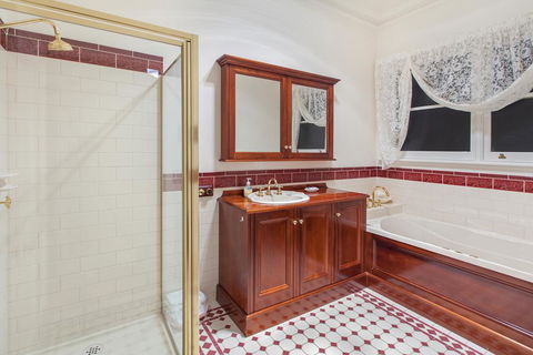 Hopkins River Homestead - Fireplace, Linen, WiFi, 4 Bdrm - Accommodation Bookings 3