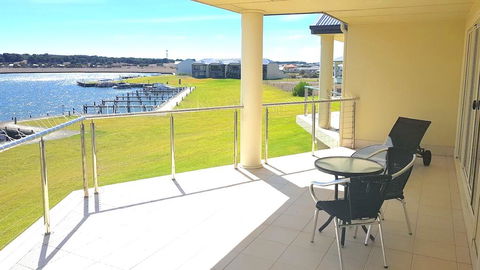 Island Waterfront Getaway - WiFi - Accommodation Bookings 0