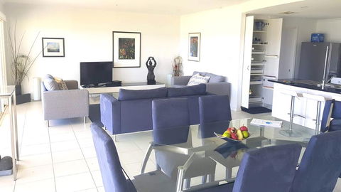 Island Waterfront Getaway - WiFi - Accommodation Bookings 1
