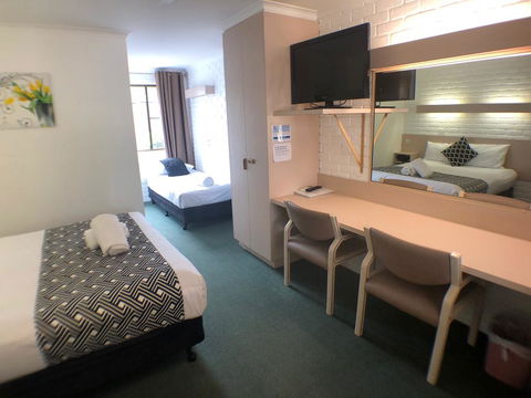Jacaranda Place Motor Inn - Accommodation Bookings 1