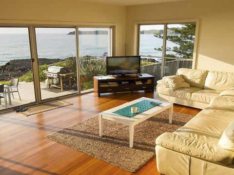 Jones's Beach House - Perfect Location With Views! - Accommodation Bookings 2
