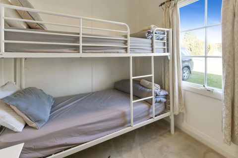 Katisha Cottage - Pet Friendly And Close To Town - Accommodation Bookings 1