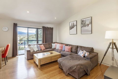 Khione 1 - Modern & Spacious With Views Towards Lake Jindabyne & The Mountains Beyond - Accommodation Bookings 2