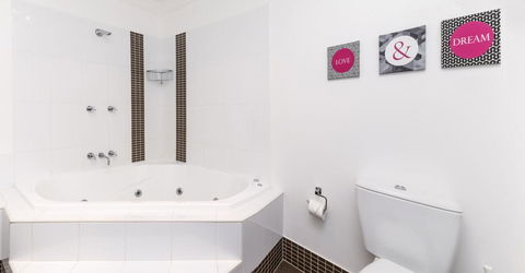 Khione 1 - Modern & Spacious With Views Towards Lake Jindabyne & The Mountains Beyond - Accommodation Bookings 3