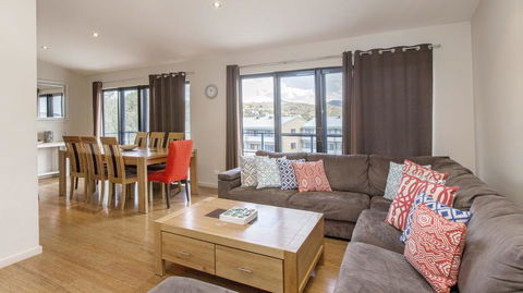 Khione 1 - Modern & Spacious With Views Towards Lake Jindabyne & The Mountains Beyond - Accommodation Bookings 1