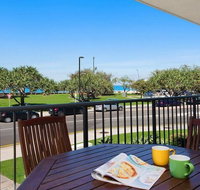 Kings Beach Ocean Front Views Private Balcony overlooking Kings Beach - Accommodation Bookings