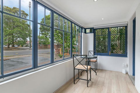 KOZYGURU ARNCLIFFE SYDNEY AIRPORT RENOVATED COTTAGE 3 BED HOUSE NAR232 - Accommodation Bookings 2