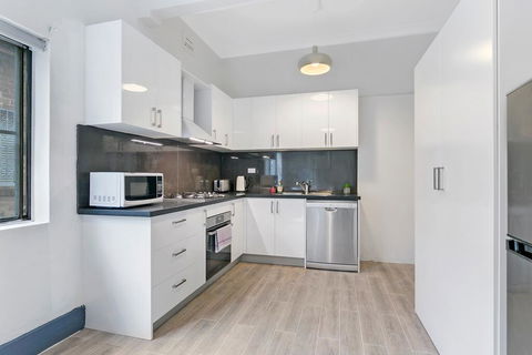 KOZYGURU ARNCLIFFE SYDNEY AIRPORT RENOVATED COTTAGE 3 BED HOUSE NAR232 - Accommodation Bookings 1
