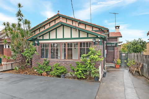 KOZYGURU ARNCLIFFE SYDNEY AIRPORT RENOVATED COTTAGE 3 BED HOUSE NAR232 - Accommodation Bookings 3