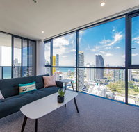 KOZYGURU BROADBEACH AMAZING VIEW 2 BED APT  FREE PARKING WALK TO BEACH QBR004 - Accommodation Bookings