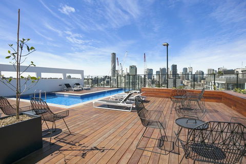 KOZYGURU SOUTH BRISBANE CITY VIEW 2 BED APT+ FREE PARKING QSB027-708 - Accommodation Bookings 2