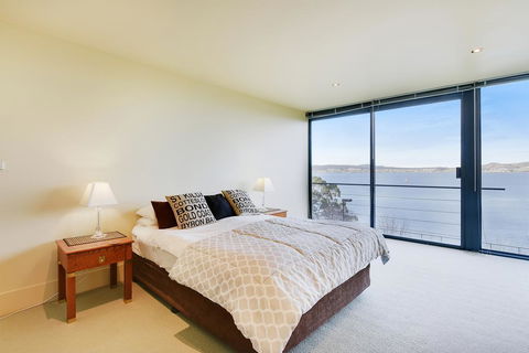 Kylakin - Derwent River, Waterfront Views, Tennis Court, Foxtel - Accommodation Bookings 3
