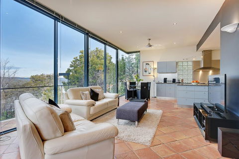 Kylakin - Derwent River, Waterfront Views, Tennis Court, Foxtel - Accommodation Bookings 1