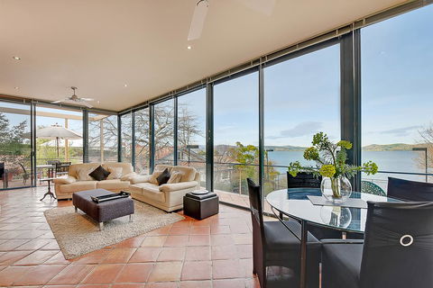 Kylakin - Derwent River, Waterfront Views, Tennis Court, Foxtel - Accommodation Bookings 0
