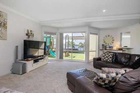 Lakehouse Family Oasis By Getastay - Accommodation Bookings 3