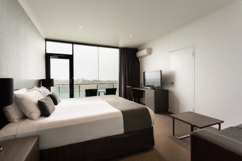 Lakes Hotel - Accommodation Bookings 3