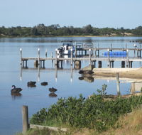 Lakes Waterfront Motel and Cottages with King Beds - Accommodation Bookings
