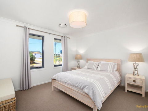 Lakeside Luxury - 13 Lake Street - Accommodation Bookings 3
