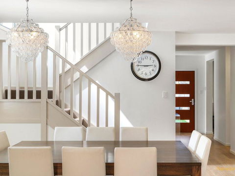 Lakeside Luxury - 13 Lake Street - Accommodation Bookings 1