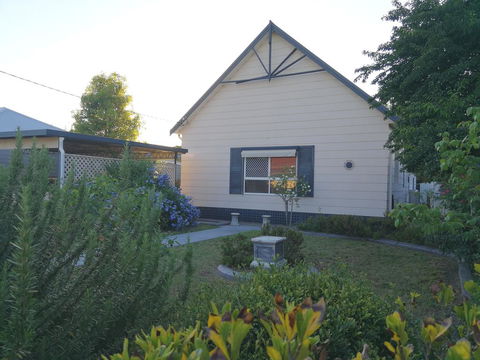 Large 6-Bedroom House With Wifi & Netflix Close To Singleton CBD Hunter Valley - Accommodation Bookings 0