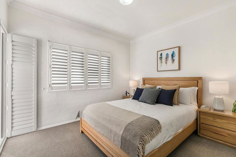 Large And Airy Unit In Quiet Riverside Suburb - Accommodation Bookings 3