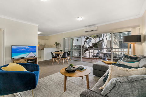 Large And Airy Unit In Quiet Riverside Suburb - Accommodation Bookings 0