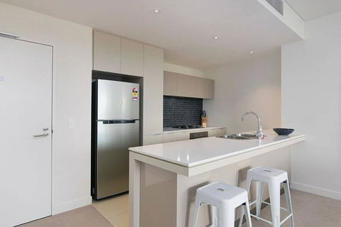 Large Modern 2 Bedroom Apartment Near Lake Claremont - Accommodation Bookings 2