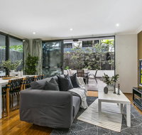 Large unit amid inner-city greenery close to CBD - Accommodation Bookings