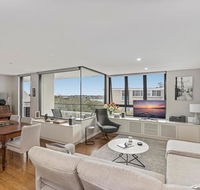 Light filled apartment with sweeping harbour views - Accommodation Bookings