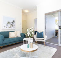 Light bright and spacious unit close to beaches - Accommodation Bookings
